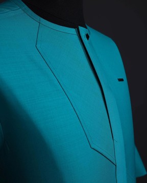 Un vert Castleton, rabat avant, rabat à motifs avec bouton Swarovski noir, caftan