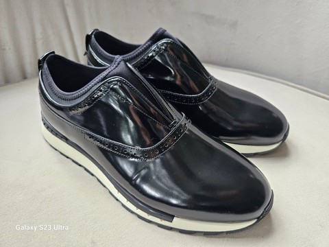 Chaussures en cuir à effet mouillé, sans dentelle noire