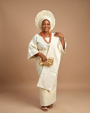 Ensemble traditionnel Aso-Oke Komole Iro et Buba crème et or métallisé avec Gele et Iborun assortis