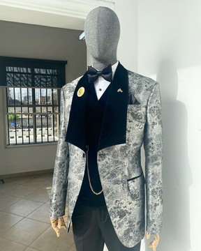 Un costume blazer à revers châle jacquard à motif argent et noir dispersé