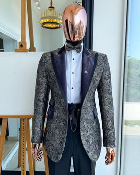 Un jacquard fleuri gris, revers en pointe avec un costume en soie noire