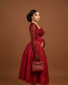 Robe de cocktail vintage à manches longues, avec un corsage en dentelle et une jupe en satin plissée