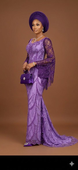 Robe sirène en dentelle violette perlée avec une ample traîne spectaculaire