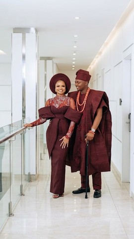 Tenue de couple yoruba bordeaux | Ensemble agbada et gele en aso oke | Tenue traditionnelle nigériane de mariage