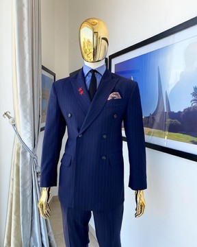 Costume croisé à rayures épingles - «Board Room» à revers en pointe