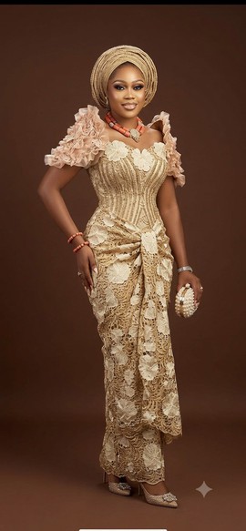 Robe en dentelle dorée raffinée