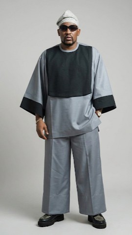 Ensemble Agbada gris bicolore pour homme à manches larges avec bonnet – Tenue africaine contemporaine de sénateur (3 pièces)
