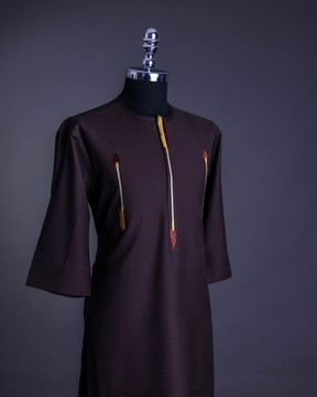 Un marron chocolat, manche 3/4, broderie flèche aborigènes détaille un caftan sénateur africain natif.