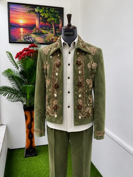 Ensemble en velours vert citron orné de décorations