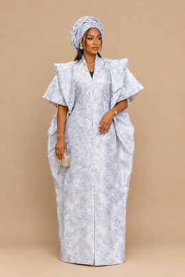 Robe boubou en brocart blanc argenté avec manches spectaculaires et gele assorti
