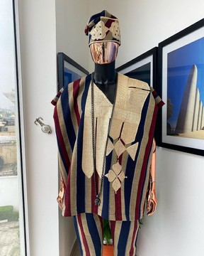 Un dashiki traditionnel africain aso-oke bordeaux, marron et bleu nuit