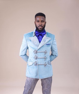 Un bleu Skye "Milano", croisé avec des détails floraux dorés assortis, et un pantalon jacquard Trosuer