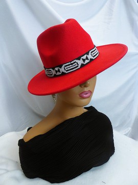 A very elegant unisex hat for women and men, featuring a touch of originality and African style.