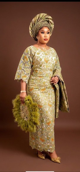 Ensemble élégant en dentelle vert olive et dorée, Iro et Buba