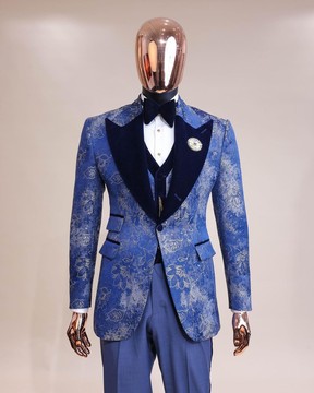 Un costume de smoking en jacquard métallisé bleu ciel et champagne éclaboussé à revers en pointe