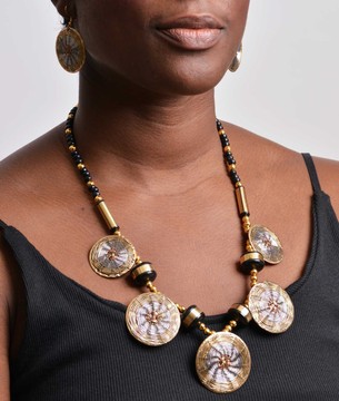 Ensemble collier et boucles d'oreilles en laiton tissé