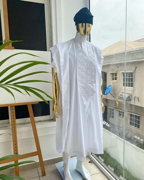 Un voile jacquard blanc Agbada