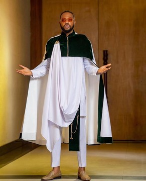 Un tragbada "indépendance" blanc et vert, manches longues, sénateur africain natif de Kaftan et Sokoto.