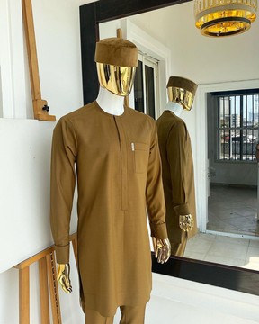 Un caftan de sénateur marron en carton, un chapeau rond et un sokoto.