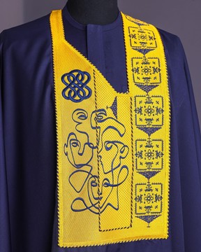 Un bleu marine, détails de broderie de visages cachés agbada
