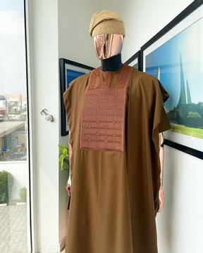 Une broderie marron caramel, carrés et cercles en pointillés distribués agbada, buba &amp; sokoto