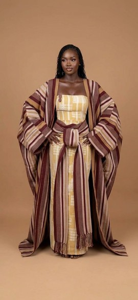 Ensemble traditionnel rayé ougandais avec pagne assorti et robe remarquable