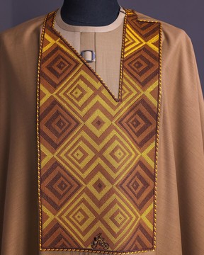 Un carré en perspective marron cacahuète avec des détails de broderie keke Elemu agbada