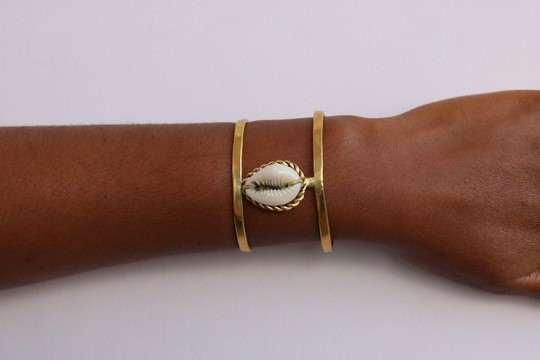Bracelet manchette en laiton fait main avec coquillages cauris – Bijou africain ajustable pour femme