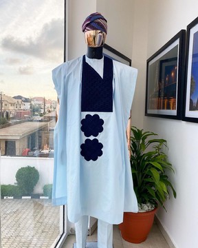 Un carré bleu clair, connecté en broderie agbada bleu marine