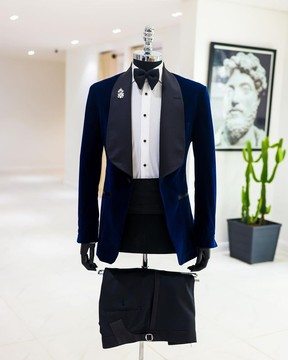 Un costume de smoking bleu nuit en maille à revers châle