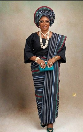 Ensemble Buba et Iro en Aso Oke pour femme avec Ipele – Noir et rayures multicolores