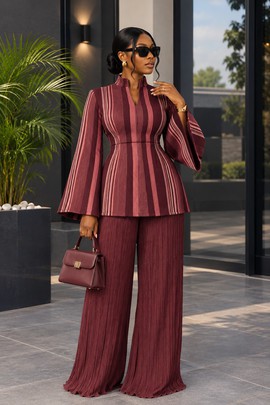 Ensemble femme composé d’un haut rayé bordeaux en Aso-Oke et d’un pantalon large plissé en crêpe