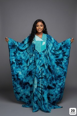 Magnifique caftan bleu tie-dye avec des détails brodés