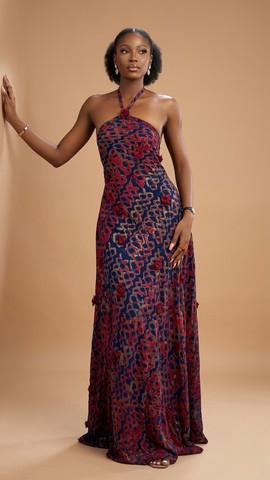 Robe longue à encolure dos nu, bleu marine profond et cramoisi, avec appliqué floral