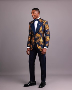 Le costume « Mandarin » en jacquard éclaboussé doré, bleu marine et rouge avec revers en pointe
