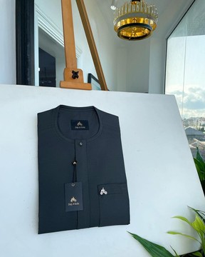Un vert phtalo, rabat devant &amp; poche plaquée avec bouton Swarovski noir détaillant caftan natif.