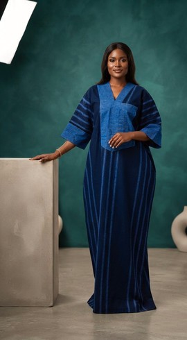 Robe longue rayée bleu marine pour femmes.