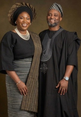 L’élégance dans la tradition : une tenue coordonnée pour un couple Yoruba