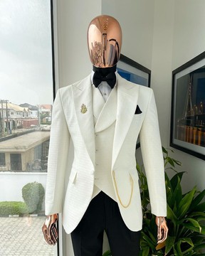 Un costume jacquard blanc ivoire, revers en pointe, motifs géométriques sans couture