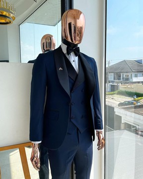 Un costume de smoking bleu nuit avec un revers châle noir, un manteau à double boutonnage