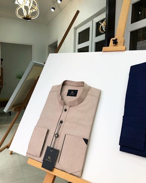 Une tunique marron clair et un caftan bleu marine!