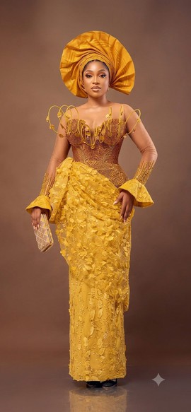 Robe corset avant-gardiste or moutarde avec drapé de pétales 3D