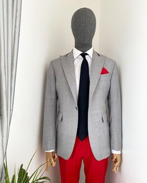 Un costume à revers en pointe gris irlandais « Whatever » avec col à rayures noires 1 bouton