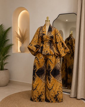 Ensemble kimono et pantalon large en adiré tie-dye moutarde et noir pour femme