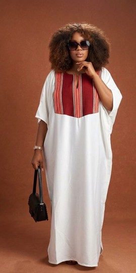 Robe kaftan blanche avec empiècement rouge – Élégant boubou africain avec une touche traditionnelle