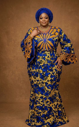 Robe sirène Ankara bleu roi et or avec détails floraux brodés et gele assorti