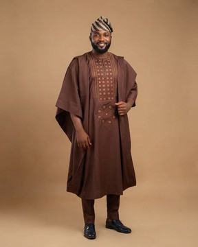 Ensemble Agbada marron chocolat pour homme africain, avec coiffe de tête Monarch