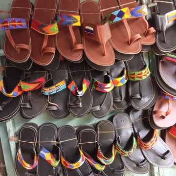 Vente en gros Masaï Hommes / unisexe / cuir / perles / sandales plates.