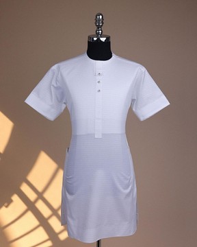 Un caftan blanc brillant, rabat avant avec bouton Swarovski, col zip invisible