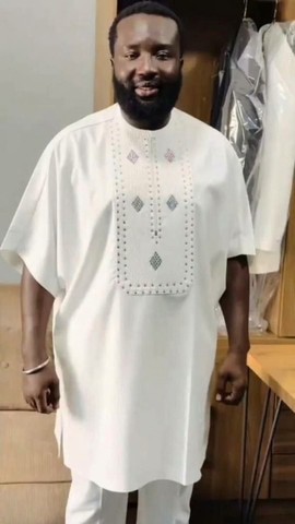 Ensemble traditionnel blanc style sénateur pour homme | Poitrine ornée de perles